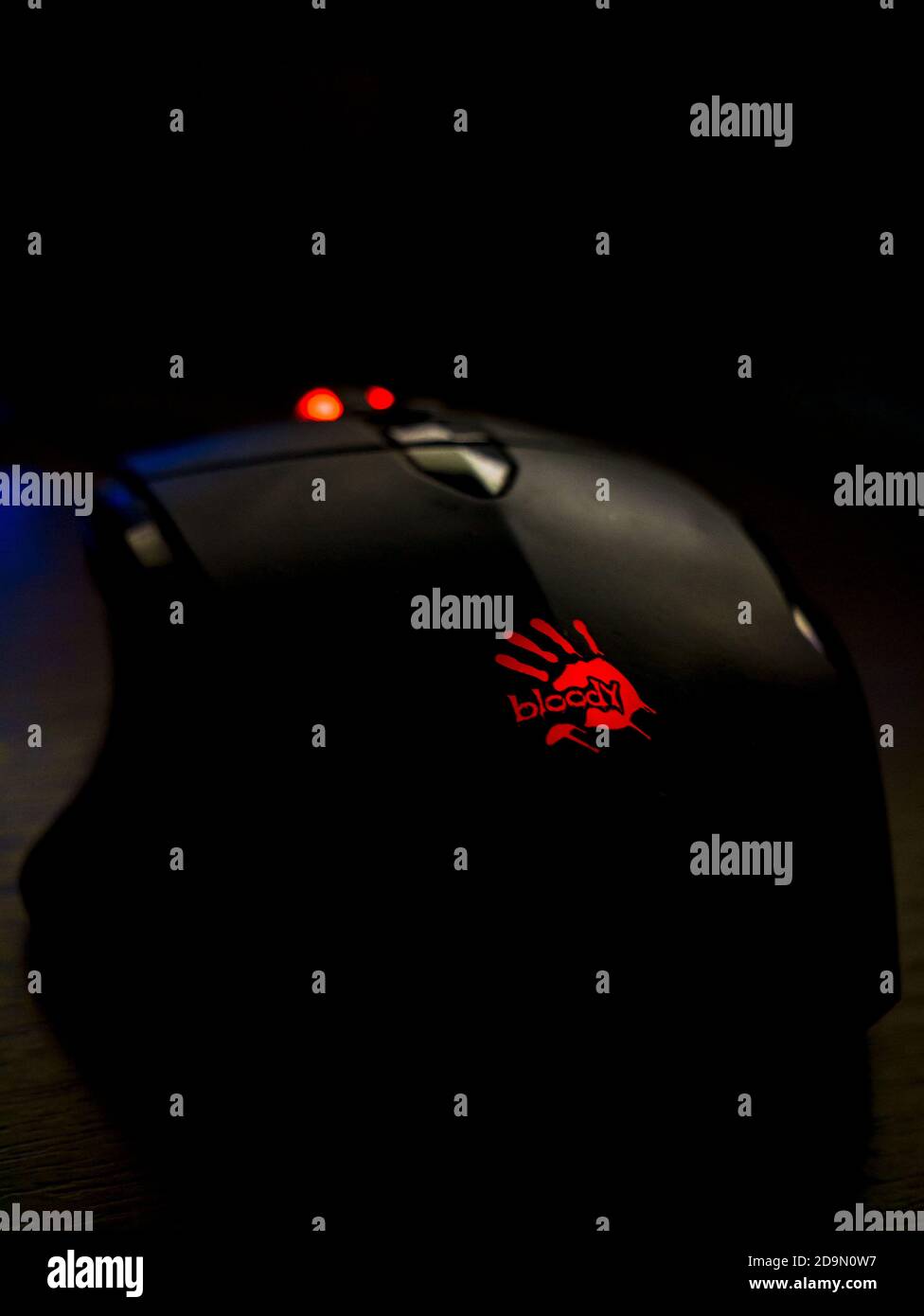 Usti nad Labem / Repubblica Ceca - 12.10.2020: Mouse da gioco sanguinoso di A4Tech Co Ltd, con un segno rosso retroilluminato al buio Foto Stock