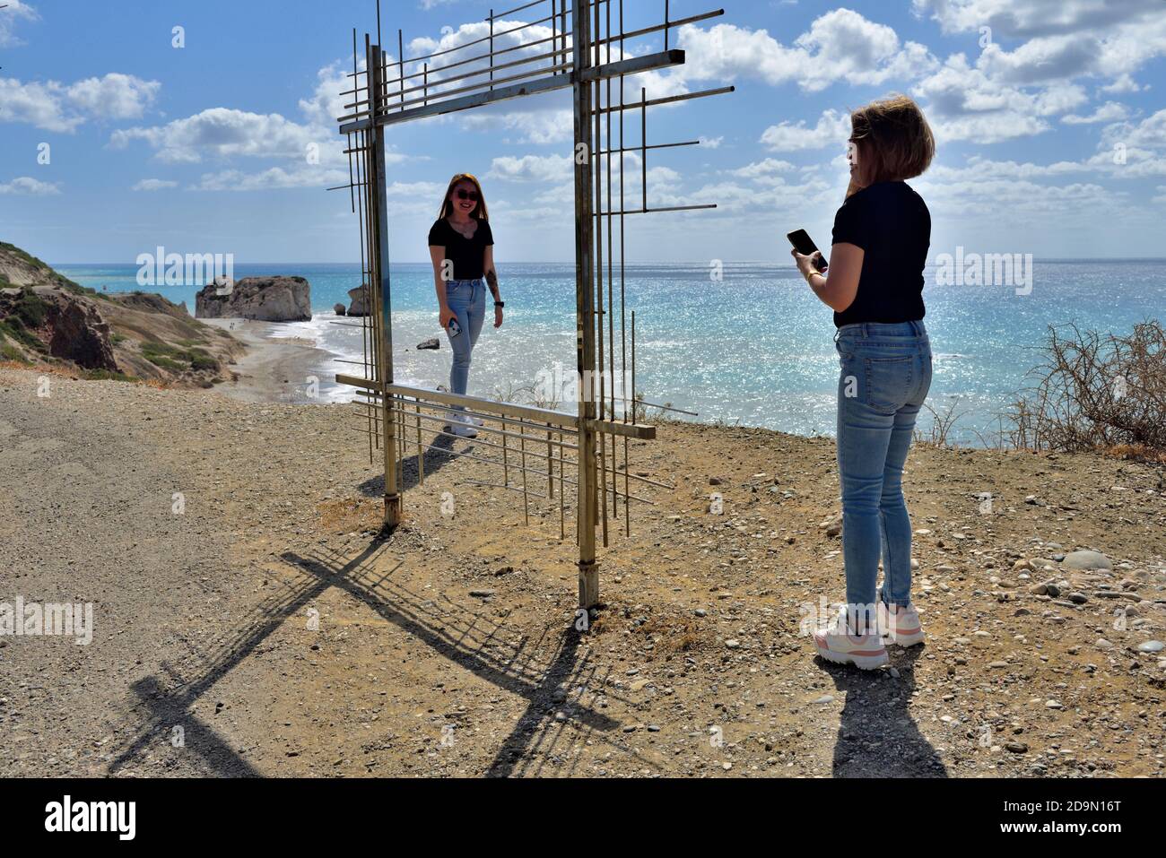 "Dieci punti di visione" istillazione di arte vivente di Costas Tsoclis instillation a Aphrodite's Rock, incorniciate la vostra foto, Cipro Foto Stock