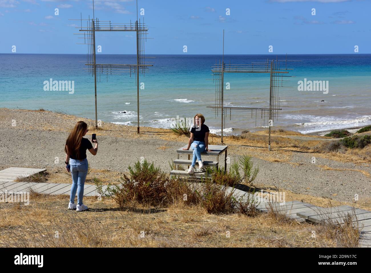 "Dieci punti di visione" istillazione di arte vivente di Costas Tsoclis instillation a Aphrodite's Rock, incorniciate la vostra foto, Cipro Foto Stock