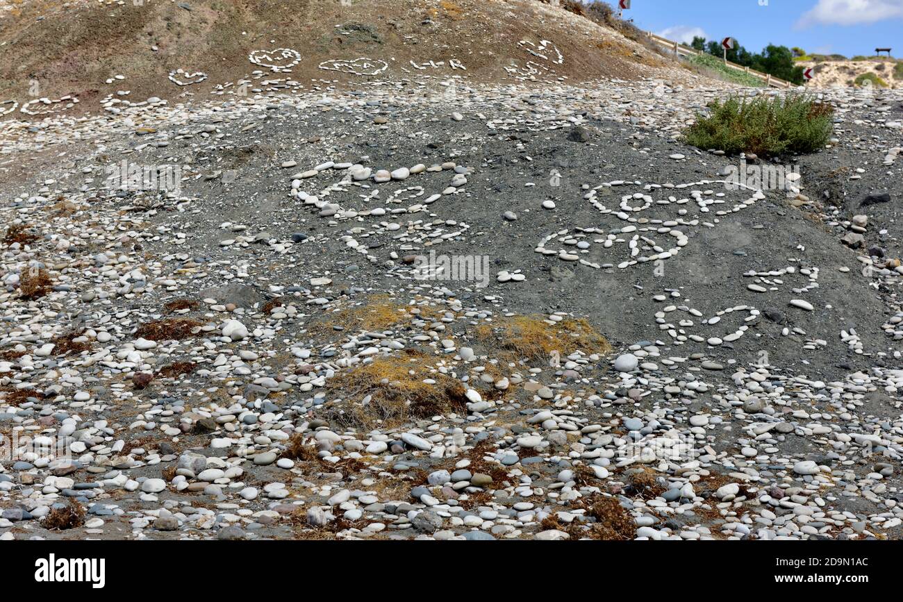 Le cesti d'amore posate con ciottoli nella roccia di Afrodite, Kouklia, Cipro Foto Stock