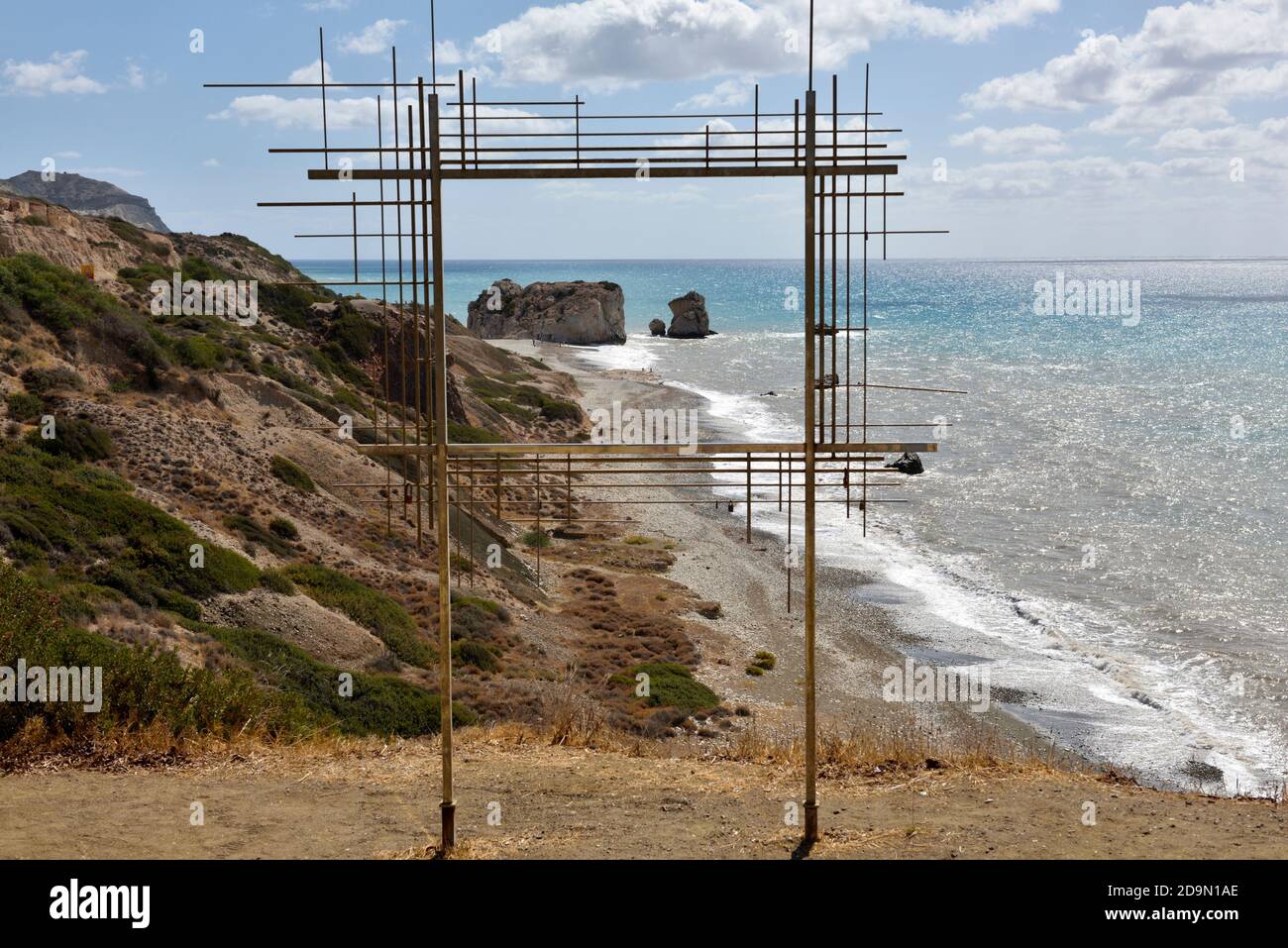 "Dieci punti di visione" istillazione di arte vivente di Costas Tsoclis instillation incorniciando la roccia di Aphrodite, Cipro Foto Stock