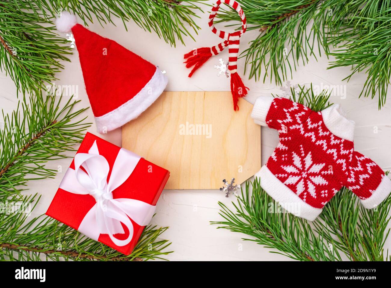 Cornice natalizia di rami di pino, oggetti da regalo e a maglia Foto Stock