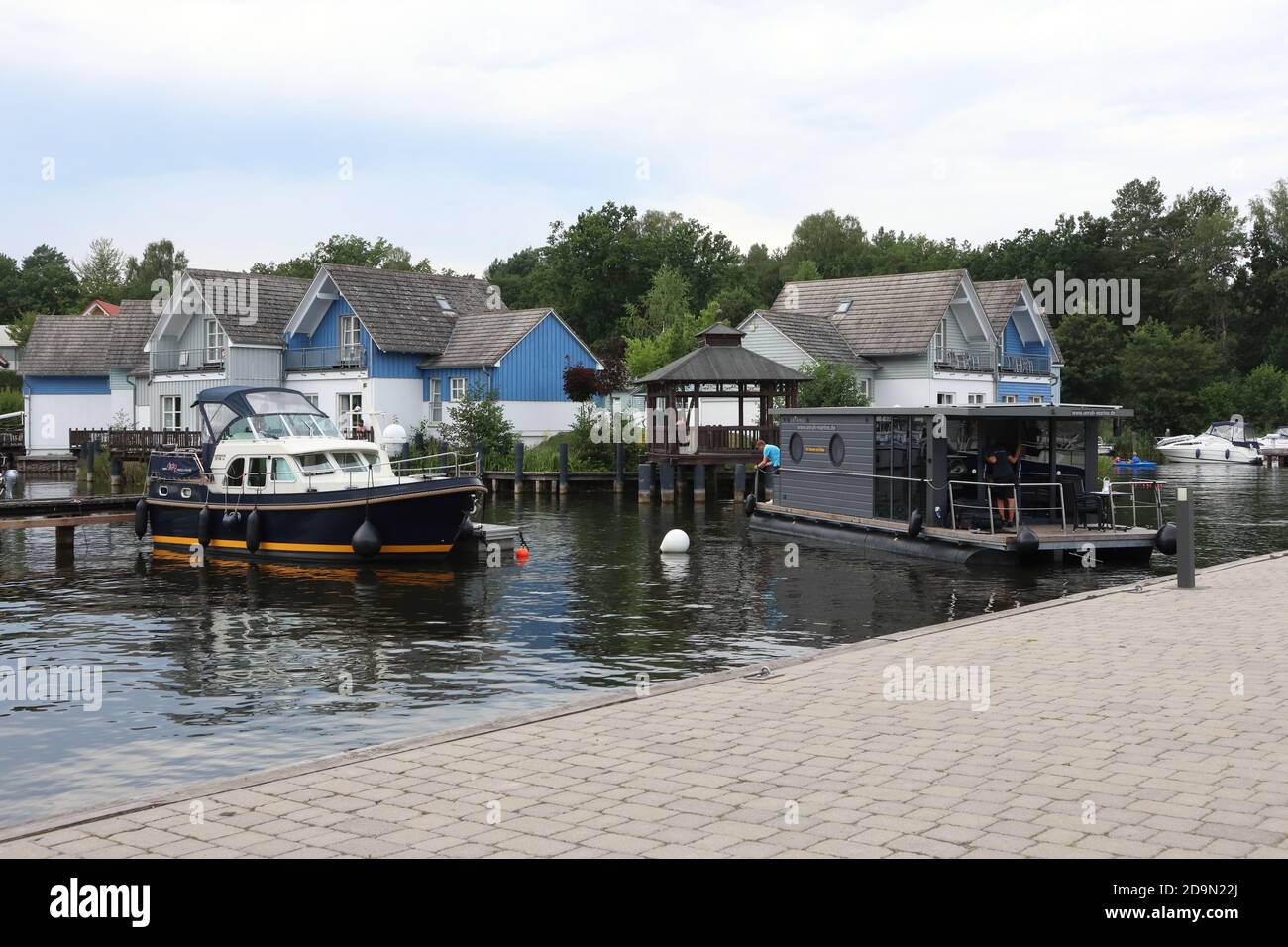 Rheinsberg, Brandeburgo/Germania - Agosto 21 2020: Marina Wolfsbruch situata nel distretto dei laghi di Mecklenburg, Germania Foto Stock