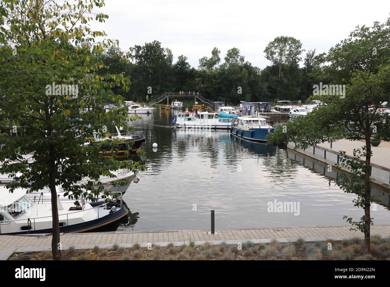 Rheinsberg, Brandeburgo/Germania - Agosto 21 2020: Marina Wolfsbruch situata nel distretto dei laghi di Mecklenburg, Germania Foto Stock