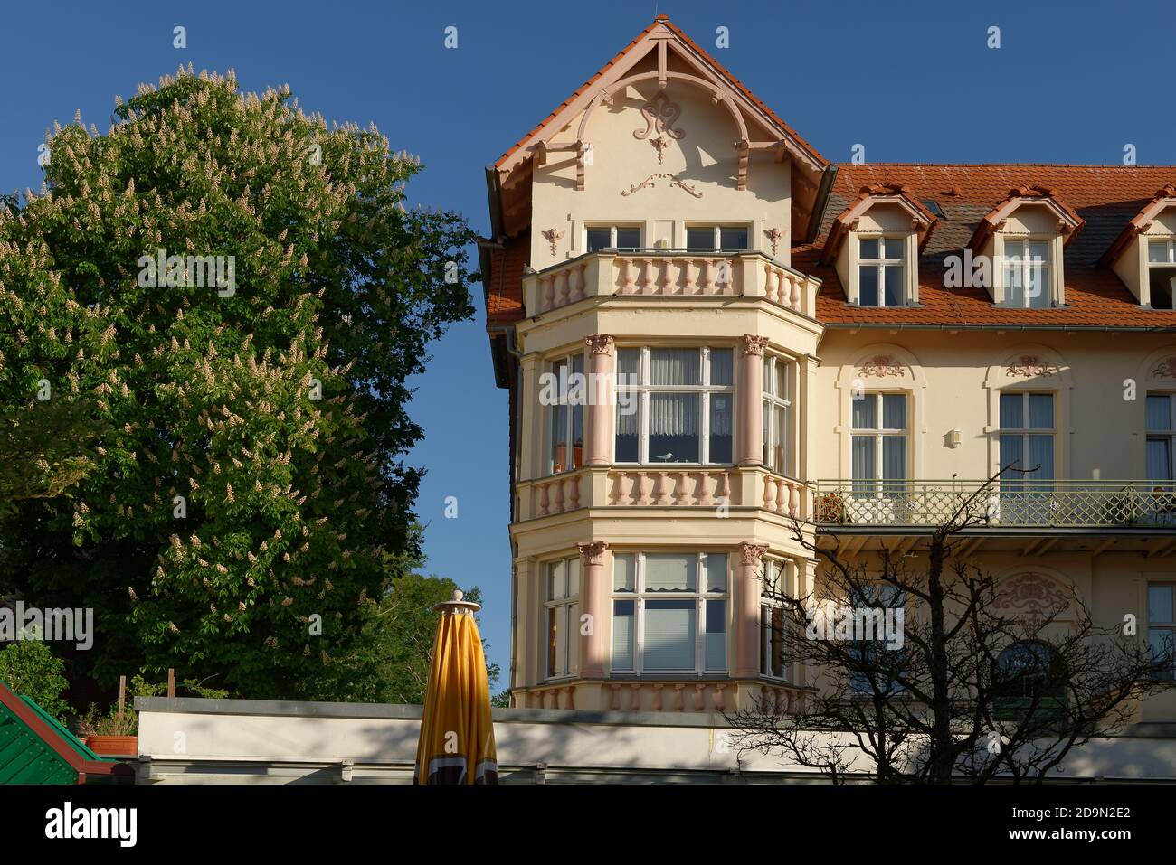 Resort architettura sul lungomare di Bansin alla luce del mattino, stazione balneare di Bansin, Usedom, Mar Baltico, Meclemburgo-Pomerania occidentale, Germania Foto Stock