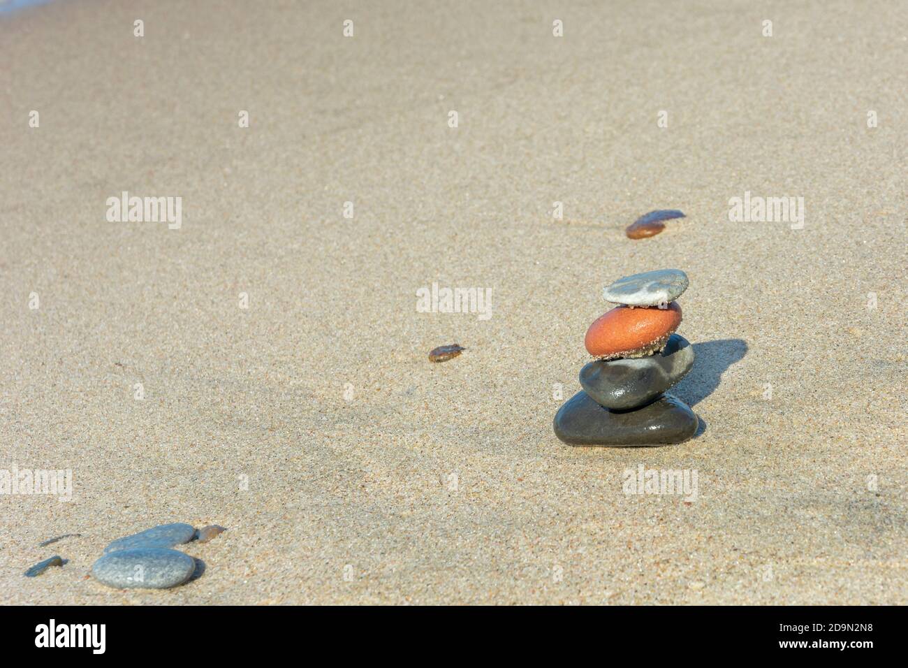 Piramide di pietre sulla sabbia. Concetto di armonia e meditazione. Spazio di copia, messa a fuoco selettiva. Foto Stock