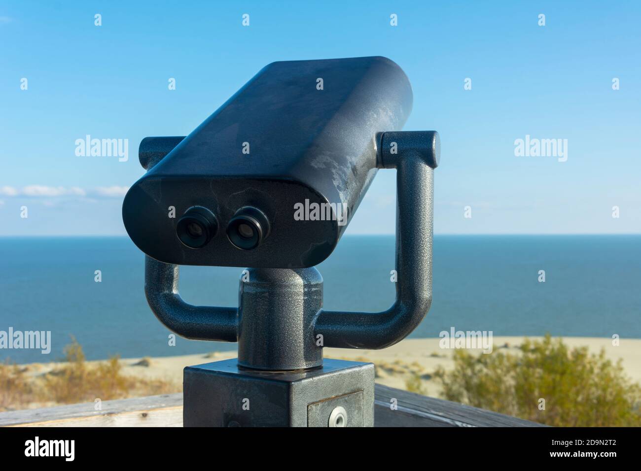 Binocoli pubblici in un caso anti-vandalo. Visualizzatore binoculare a gettoni per turisti in mare. Foto Stock