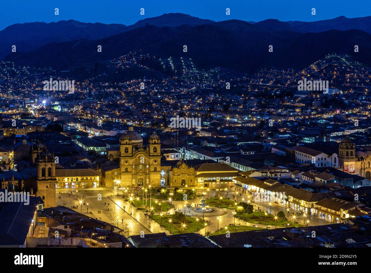 Plaza de Armas e la catena delle Ande al crepuscolo, Cusco, Perù Foto Stock