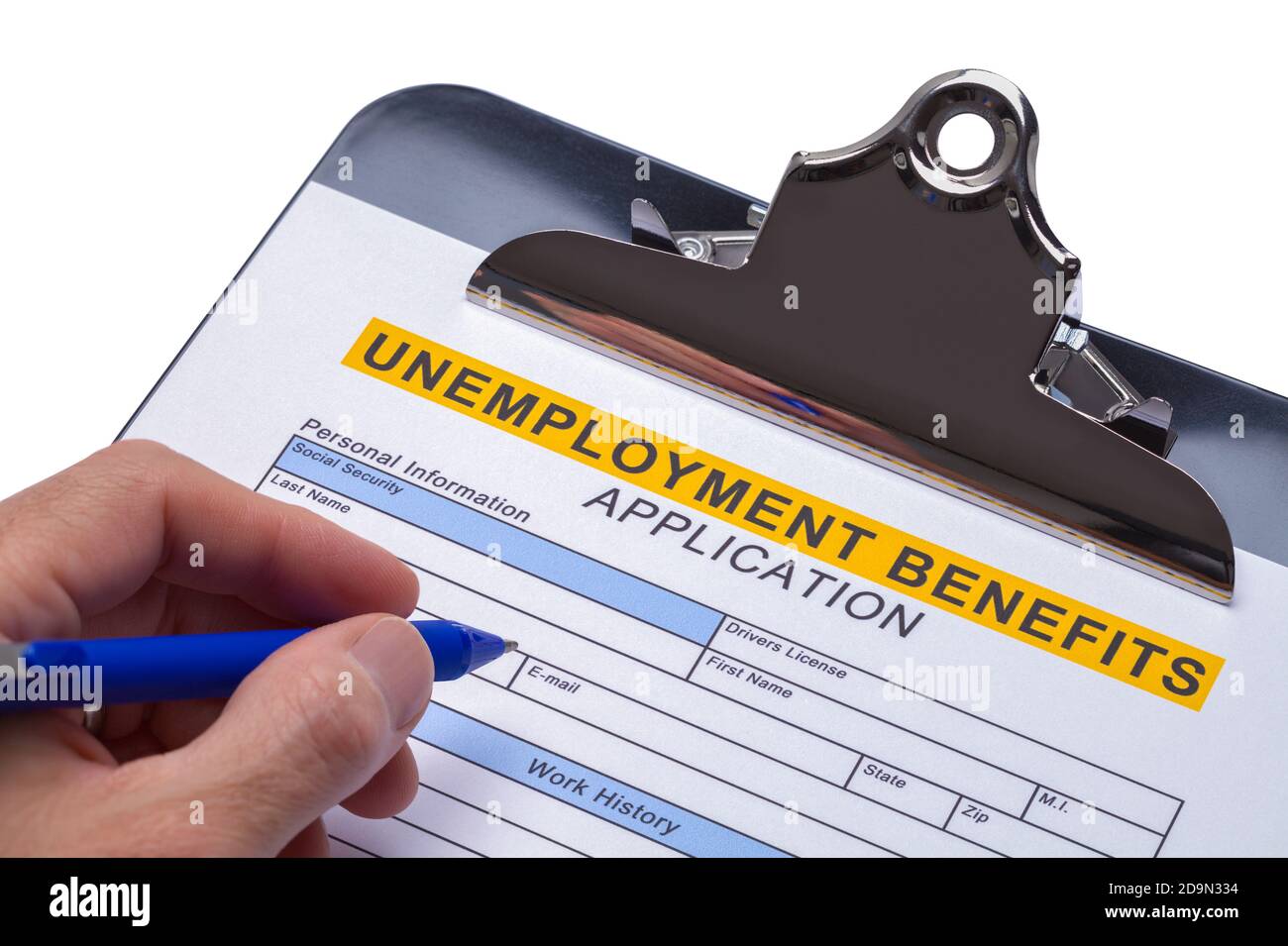 Penna di tenuta della mano che riempie fuori l'applicazione di disoccupazione sugli Appunti. Foto Stock