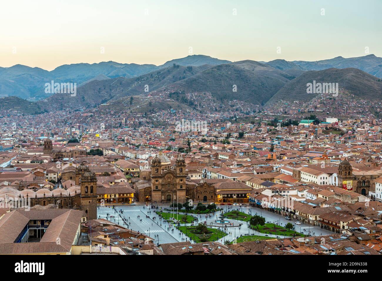 Plaza de Armas e Andes Mountains, Cusco, Perù Foto Stock