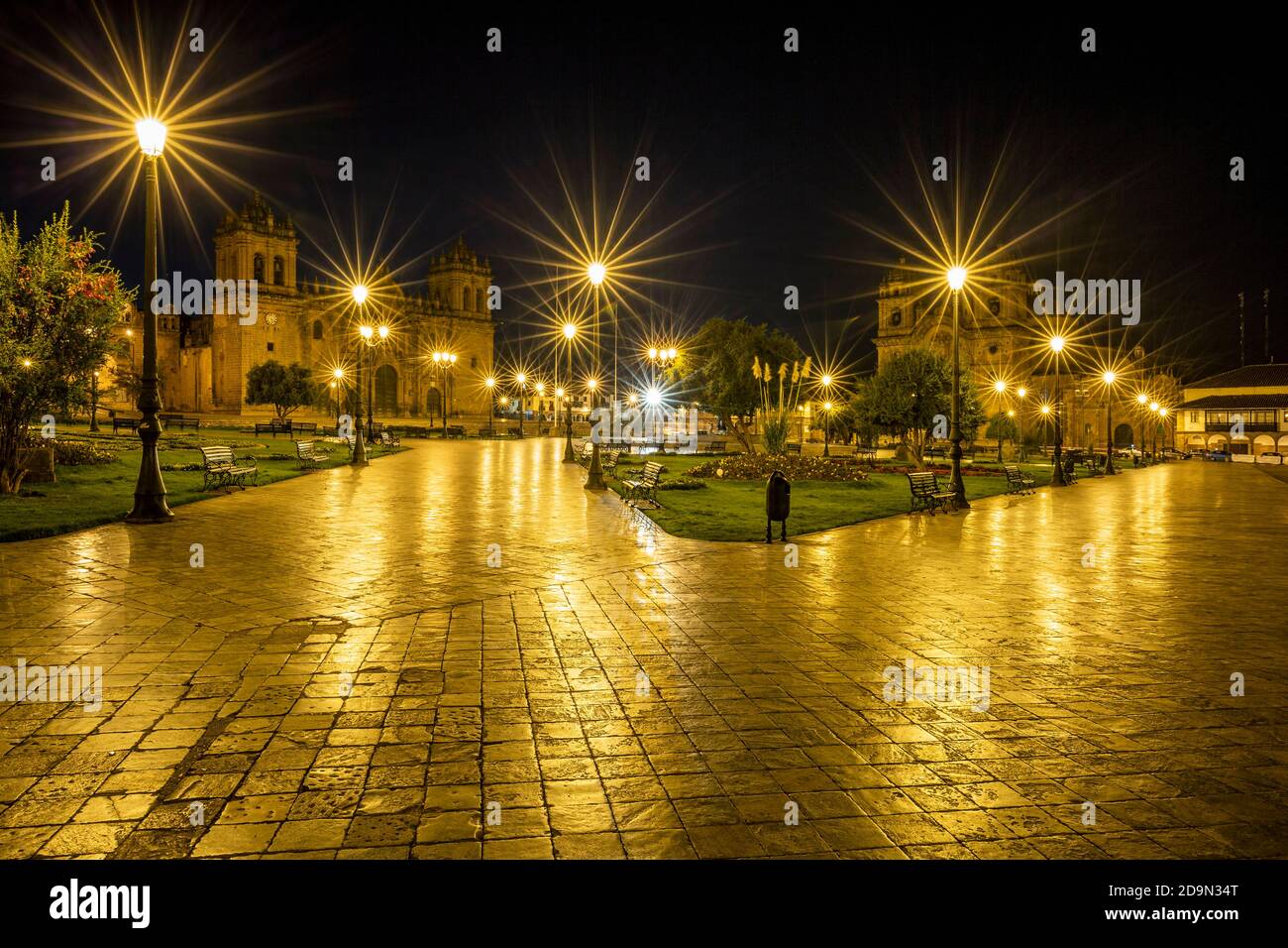 Cattedrale di Cusco (Basilica Cattedrale di Nostra Signora dell'Assunzione), a sinistra e La Compania de Jesus chiesa, diritto, Plaza de Armas, Cusco, Perù Foto Stock