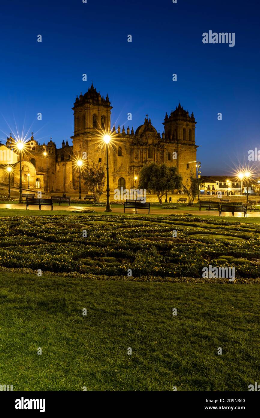 Cattedrale di Cusco (Basilica Cattedrale di Nostra Signora dell'Assunzione) al crepuscolo, Plaza de Armas, Cusco, Perù Foto Stock