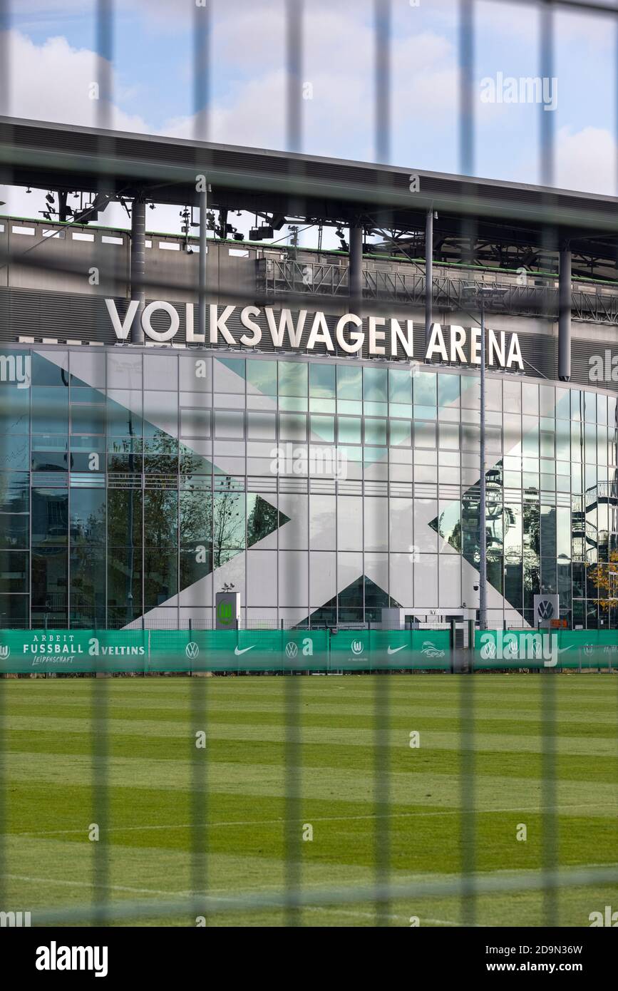La VFL Wolfsburg è una società calcistica professionista della bassa Sassonia, in Germania. Attualmente i giochi sono giocati senza spettatori a causa della pandemia del coronavirus. Foto Stock