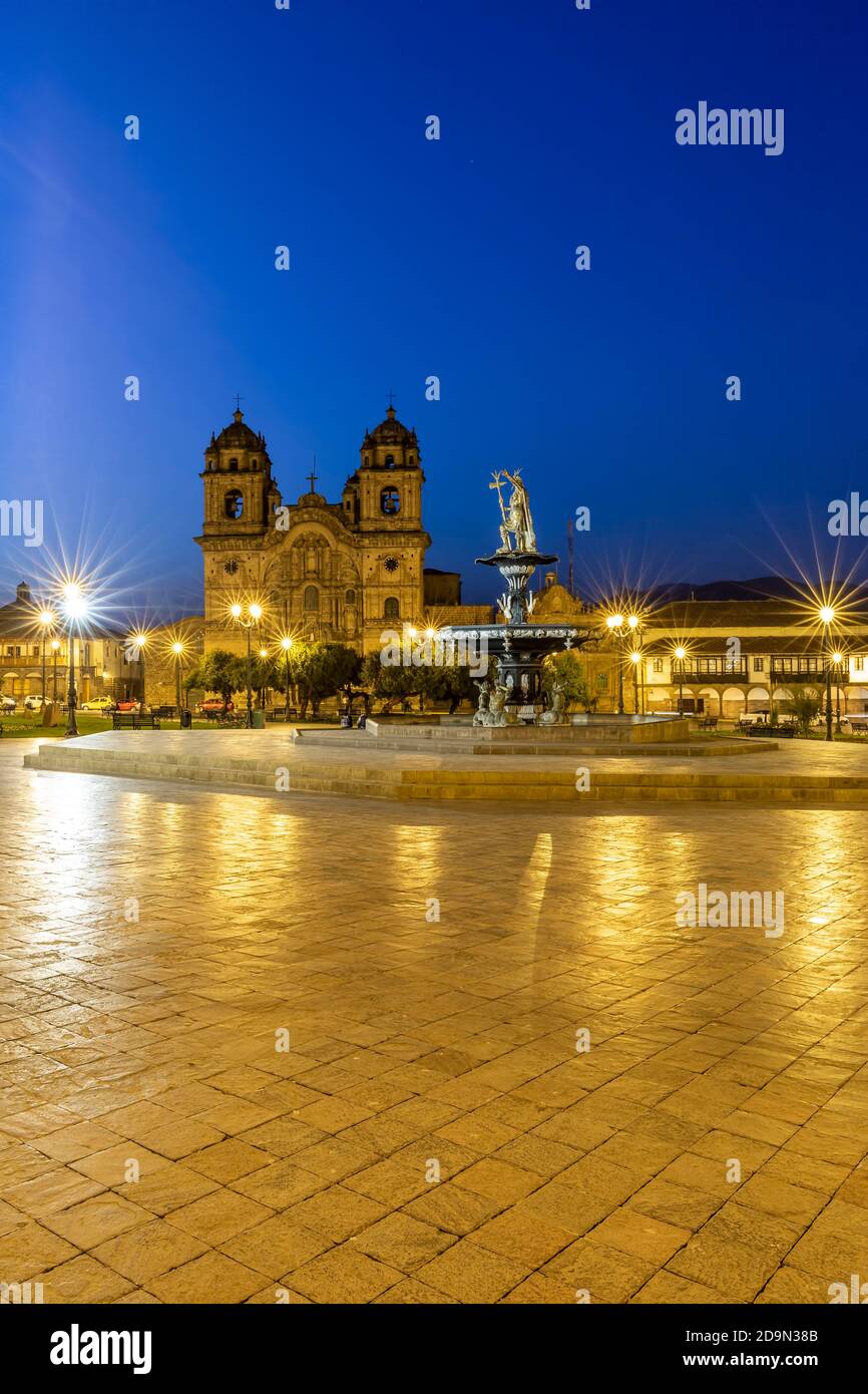 La Compania de Jesus Chiesa, la fontana e la statua di inca Pachacutec al crepuscolo, Plaza de Armas, Cusco, Perù Foto Stock