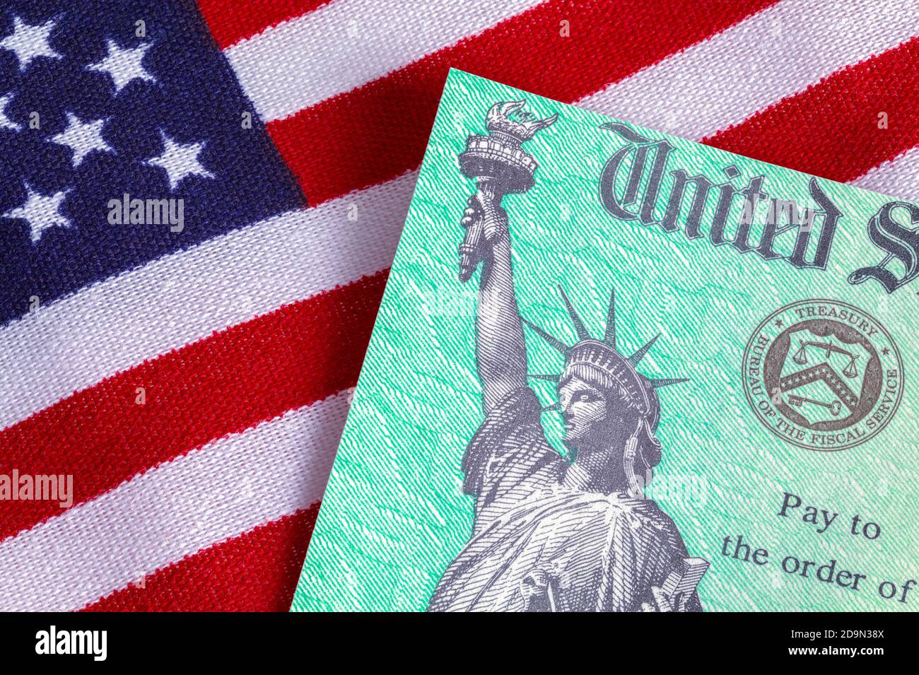 Assegno di rimborso fiscale con la bandiera americana primo piano. Foto Stock