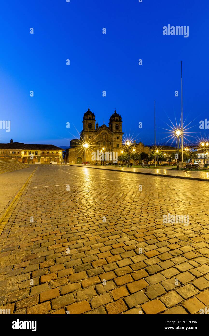 Ciottoli e la Compania de Jesus Chiesa al crepuscolo, Plaza de Armas, Cusco, Perù Foto Stock