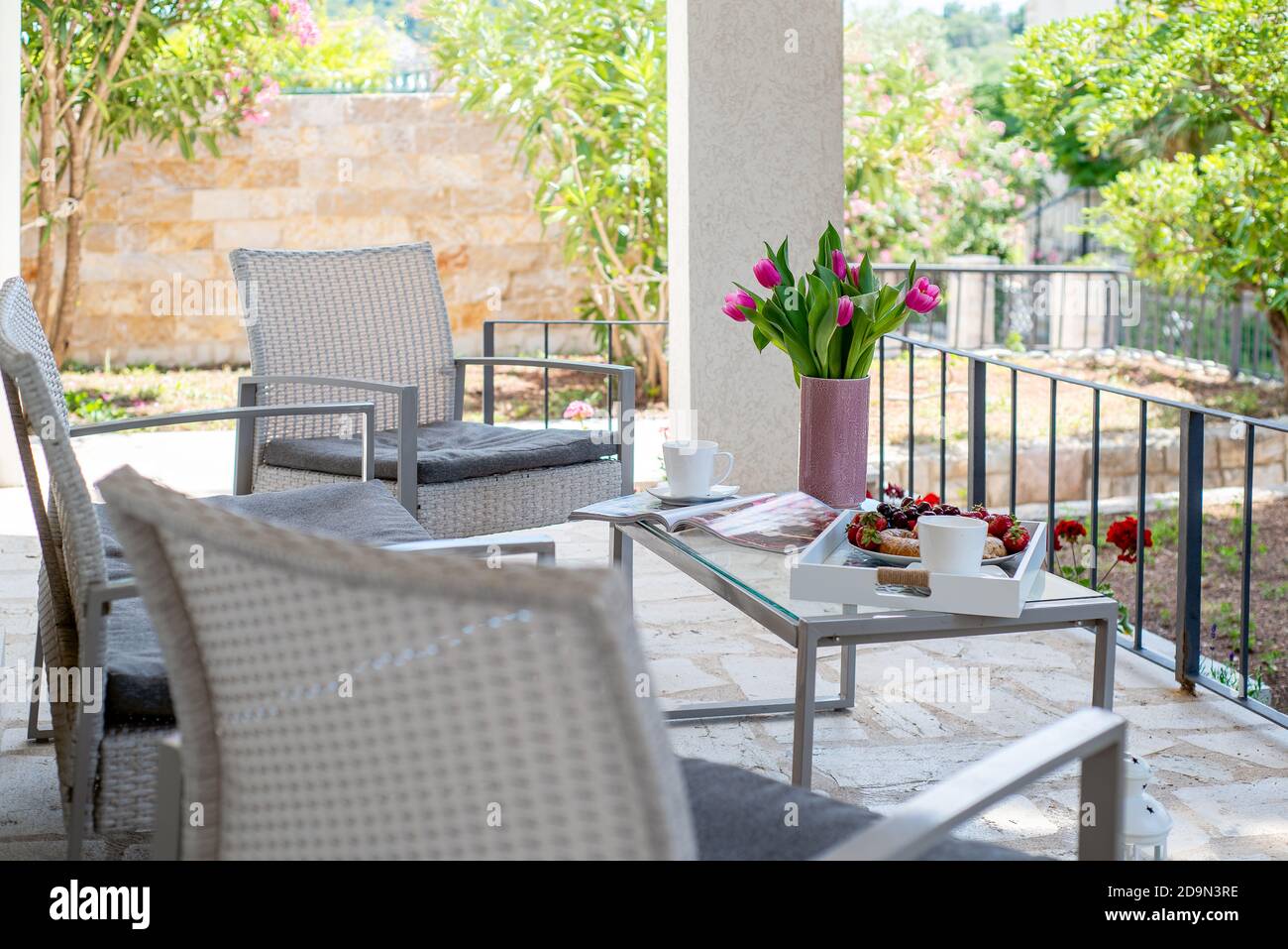 Colazione estiva servita sulla terrazza Foto Stock