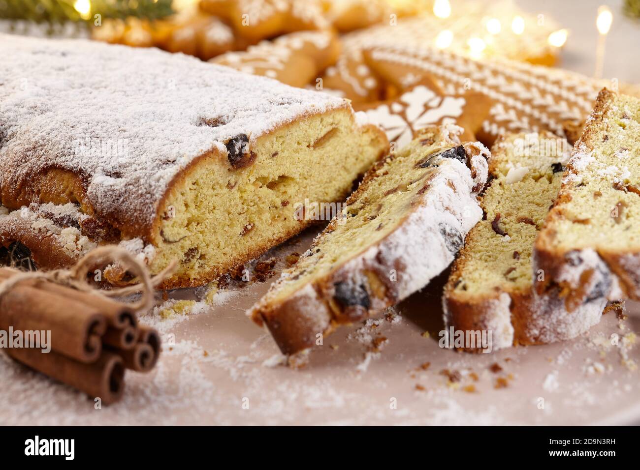 Tradizionale dessert natalizio con frutta candita. Pane invernale di festa. Foto Stock