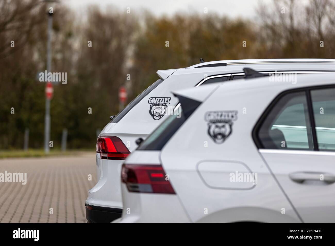 Volkswagen è lo sponsor principale della squadra di hockey su ghiaccio professionale di Grizzlys Wolfsburg. Quindi i membri del team guidano principalmente le vetture Volkswagen. Foto Stock