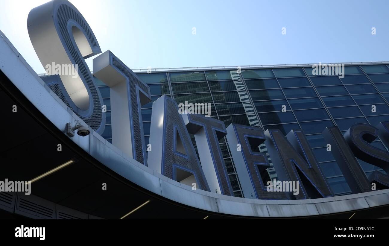 Staten Island Ferry Terminal, Manhattan, NY, meglio conosciuto come il White Hall Terminal Building progettato dall'architetto Robert Venturi Foto Stock