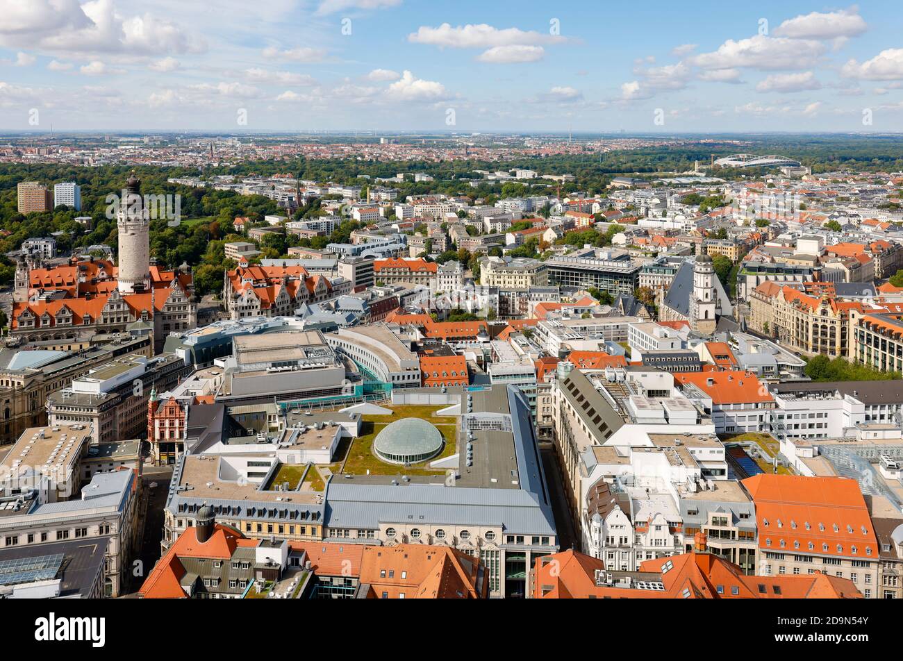 Lipsia, Sassonia, Germania, Stadtuebersicht, centro storico, nuovo municipio di sinistra, Thomaskirche di destra. Foto Stock