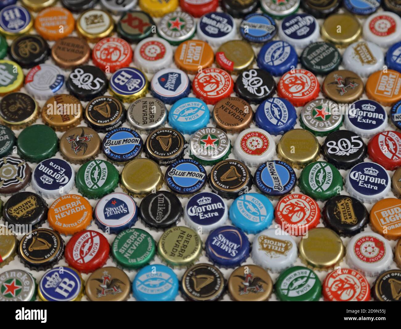 Los Angeles, CA / USA - 30 ottobre 2020: I colorati tappi per bottiglie di birra in metallo di una varietà di marchi internazionali sono mostrati in un display piatto. Foto Stock