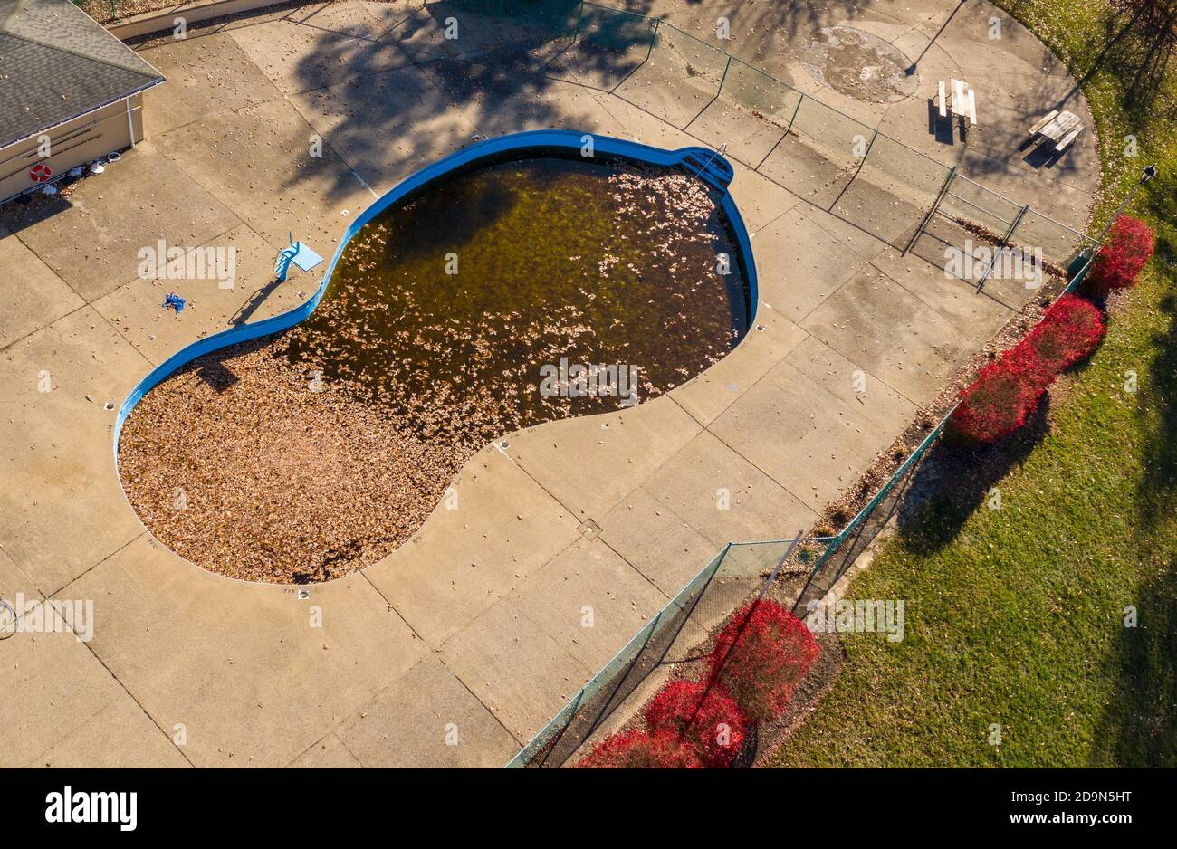 Drone aereo punto di vista di una piscina scoperta riempito con foglie caduti in autunno dopo il vento e. tempeste Foto Stock