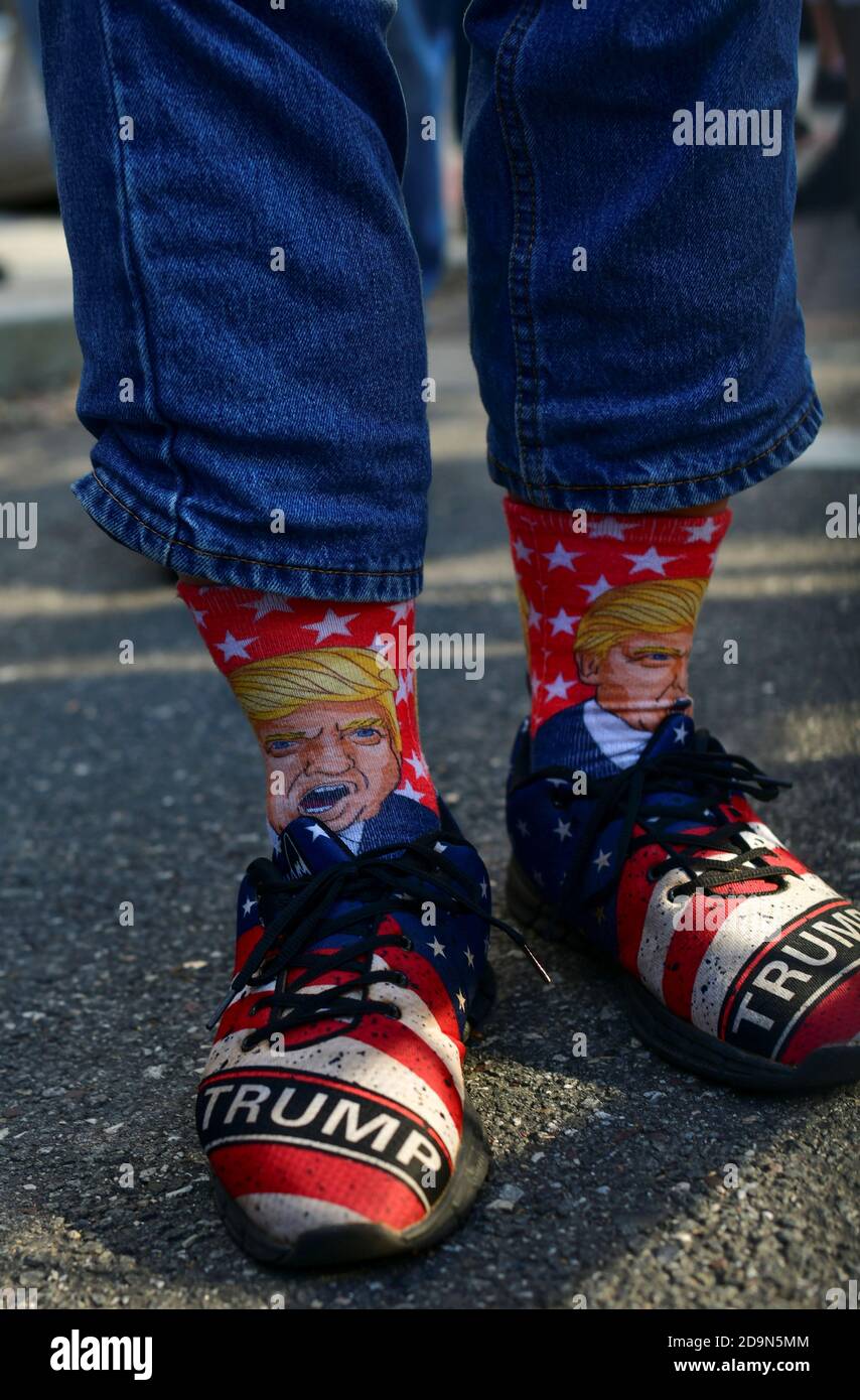 Edward X. Young, un sostenitore del presidente degli Stati Uniti Donald  Trump, indossa scarpe e calze da campagna durante una protesta, tre giorni  dopo le elezioni presidenziali degli Stati Uniti del 2020,