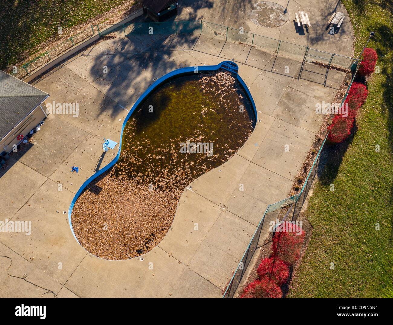 Drone aereo punto di vista di una piscina scoperta riempito con foglie caduti in autunno dopo il vento e. tempeste Foto Stock