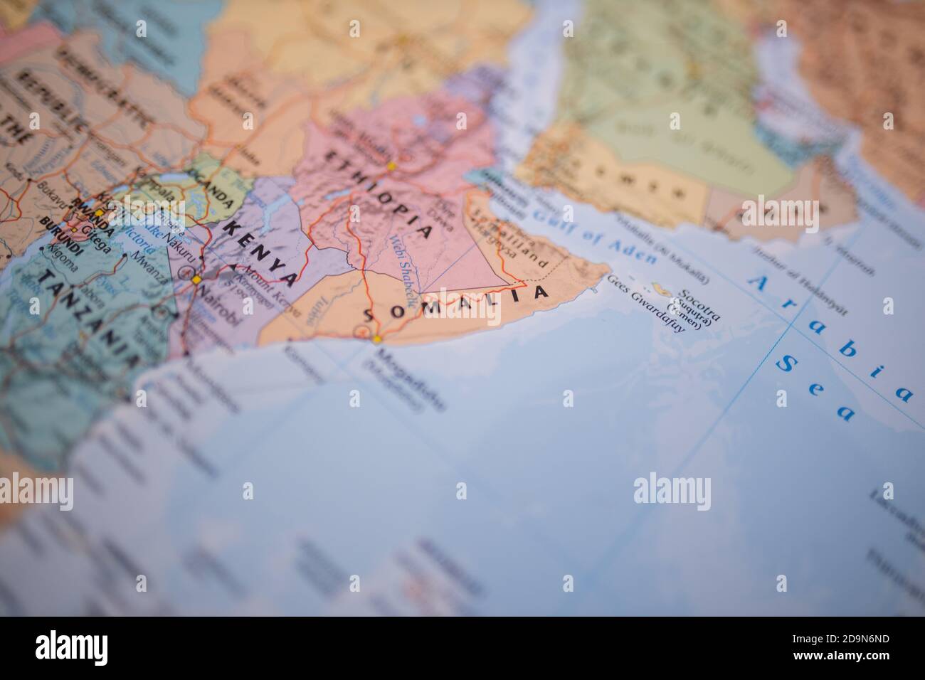 Somalia su una mappa colorata e sfocata dell'Africa con le sue vie principali in rosso Foto Stock