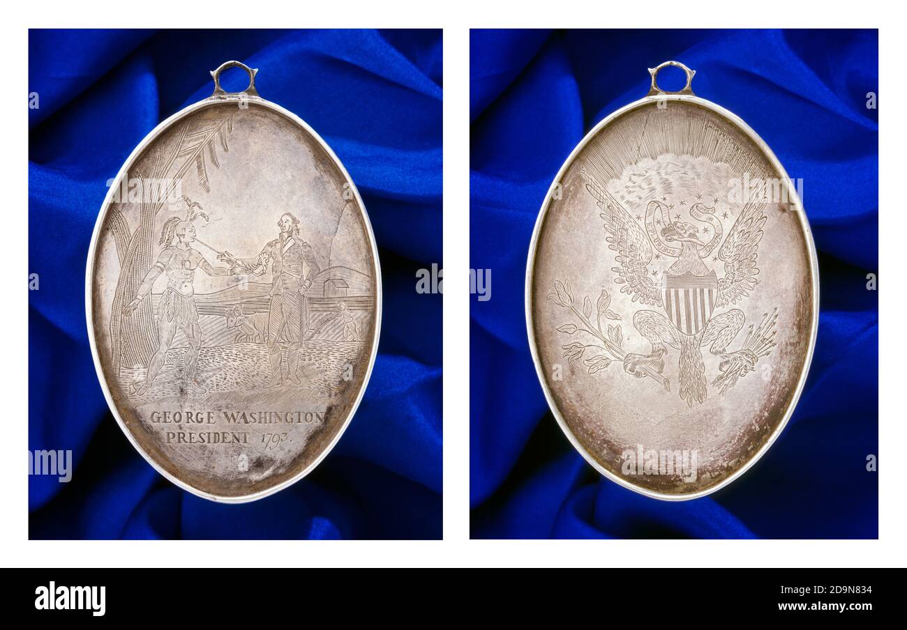 1700 1793 WASHINGTON MEDAGLIA D'ARGENTO ALLA PACE CHE MOSTRA GEORGE E I NATIVI INDIANO AMERICANO CON TUBO DI PACE OBVERSE ARMI NAZIONALI EAGLE - KH13410A NAW001 HARS MEMORIA CONCETTUALE NATURA MORTA PRIMO PIANO GUERRA RIVOLUZIONARIA STEMMA GEORGE WASHINGTON NATIVO AMERICANO GRANDE OLIVA DI SIGILLO RAMO SIMBOLICO 13 CONCETTI MEDAGLIA NATIVI AMERICANI INVERTIRE STATESMAN TREDICI 1700 1793 E PLURIBUS UNUM FONDATORE PADRE RAPPRESENTAZIONE IN VECCHIO STILE VIRGINIAN Foto Stock