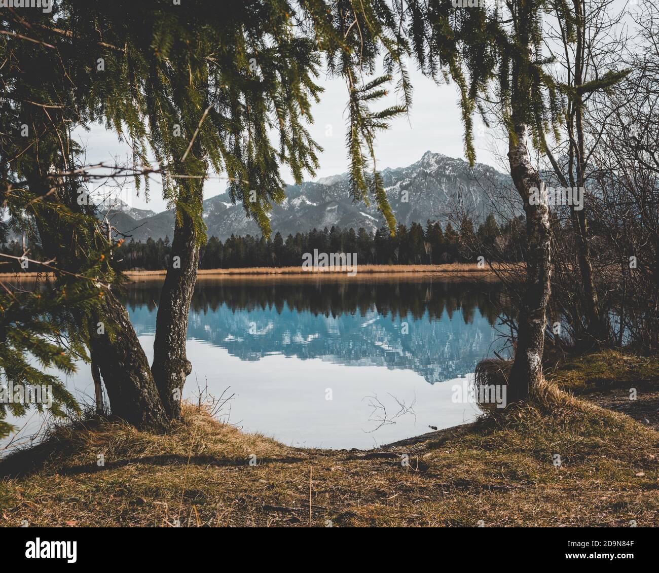 Riflessi di montagna in un lago come uno specchio - vista attraverso Foto Stock