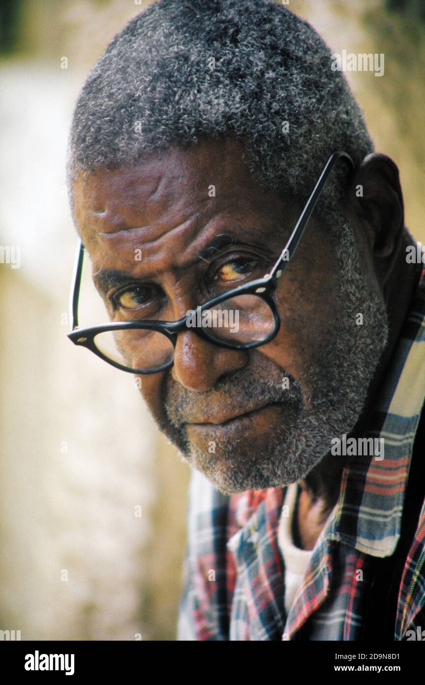 1970 RITRATTO INTENSO SERIO ANZIANO AFROAMERICANO UOMO GUARDANDO LA MACCHINA FOTOGRAFICA SOPRA I SUOI OCCHIALI - KP2200 JAC002 STILE DI VITA HARS SECCATO ANZIANO MOODY COPIA SPAZIO PERSONE MASCHI UOMO ANZIANO OCCHIALI ESPRESSIONI DI ANZIANI ADULTI TURBATO PREOCCUPATO TRISTEZZA CONTATTO OCULARE ETÀ AVANZATA OLDSTERS TESTA E SPALLE OLDSTER LA SUA AFROAMERICANI AFROAMERICANI ETNIA NERA DI INCREDULITÀ VISO CAPELLI ANZIANI GLUM ANZIANI UOMO BARBE DELUSO SFIDUCIA GRIGIO CAPELLI INTENSI MISERABILI DISPIACIUTI DISTURBATI AFROAMERICANI INCENSATI DI VECCHIA MODA Foto Stock
