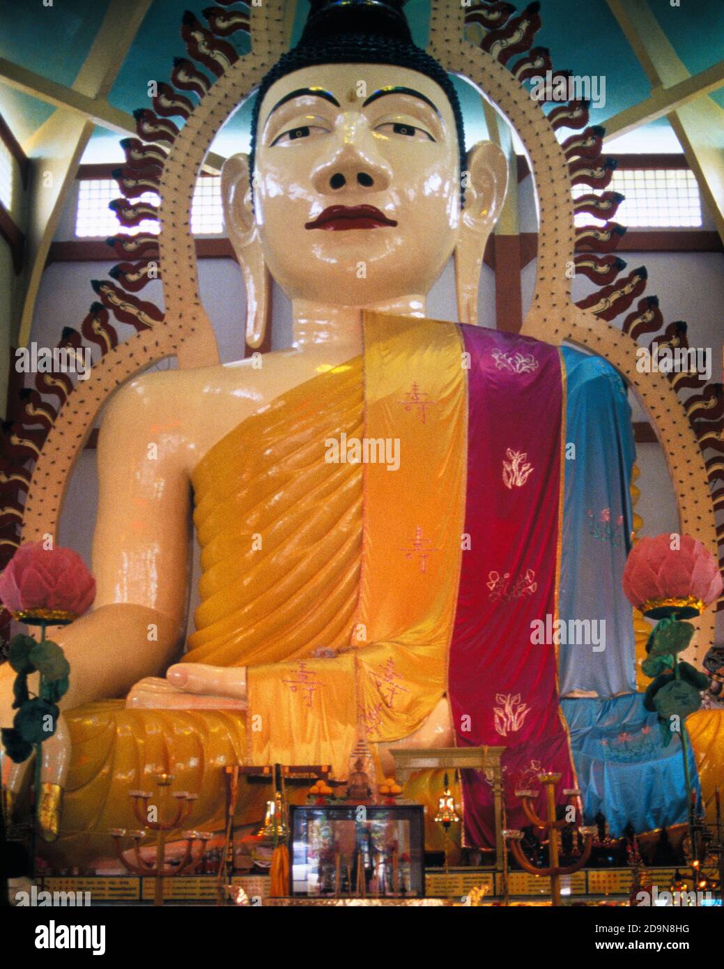 1980 STATUA DI BUDDHA NEL TEMPIO DI 1,000 LUCI È 300 METRI DI ALTEZZA PESA 15 TONNELLATE IL BUDDHA GAYA SAKYA MUNI TEMPIO SINGAPORE - KR38920 PHT001 HARS MONASTERO FEDELE FEDE BUDDISTA LAMPADINE MULTICULTURALISMO STILIZZATO PESA CREDENZA NUMEROSI VECCHIO STILE VENERATO Foto Stock