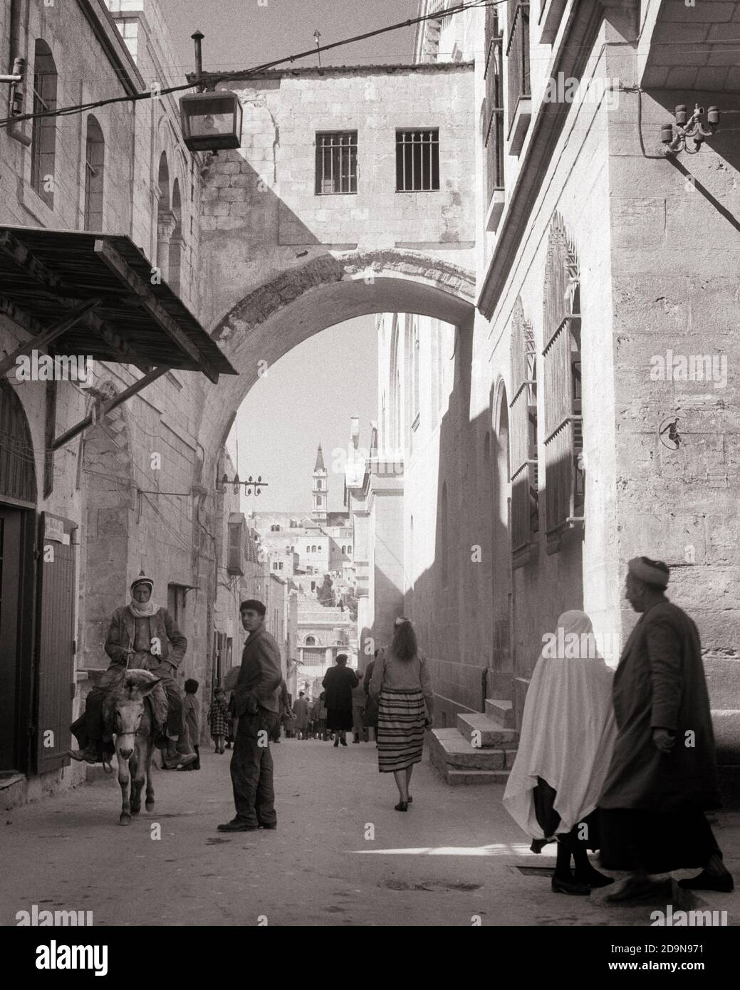 ARCO CENTRALE ECCE HOMO DEGLI ANNI '50 SULLA STAZIONE DI VIA DOLOROSA THE CROSS STREET SCENE OLD JERUSALEM - R15692 RGE001 HARS ARCO RELIGIOSO GERUSALEMME BASSO ANGOLO PALESTINA ISRAELE FEDE FEDELE HOMO SCENA DI VIA CREDENZA NERO E BIANCO MEDIO ORIENTE VECCHIO ALLA MODA Foto Stock