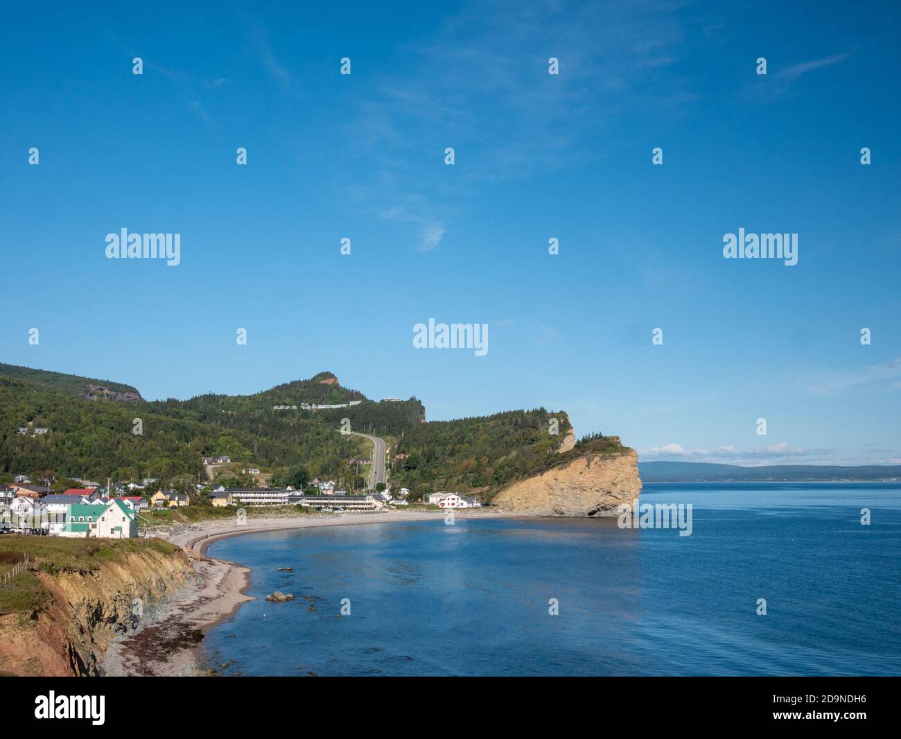 Vista sulla città di Perce, un luogo popolare per i turisti. Perce, Quebec, Canada Foto Stock