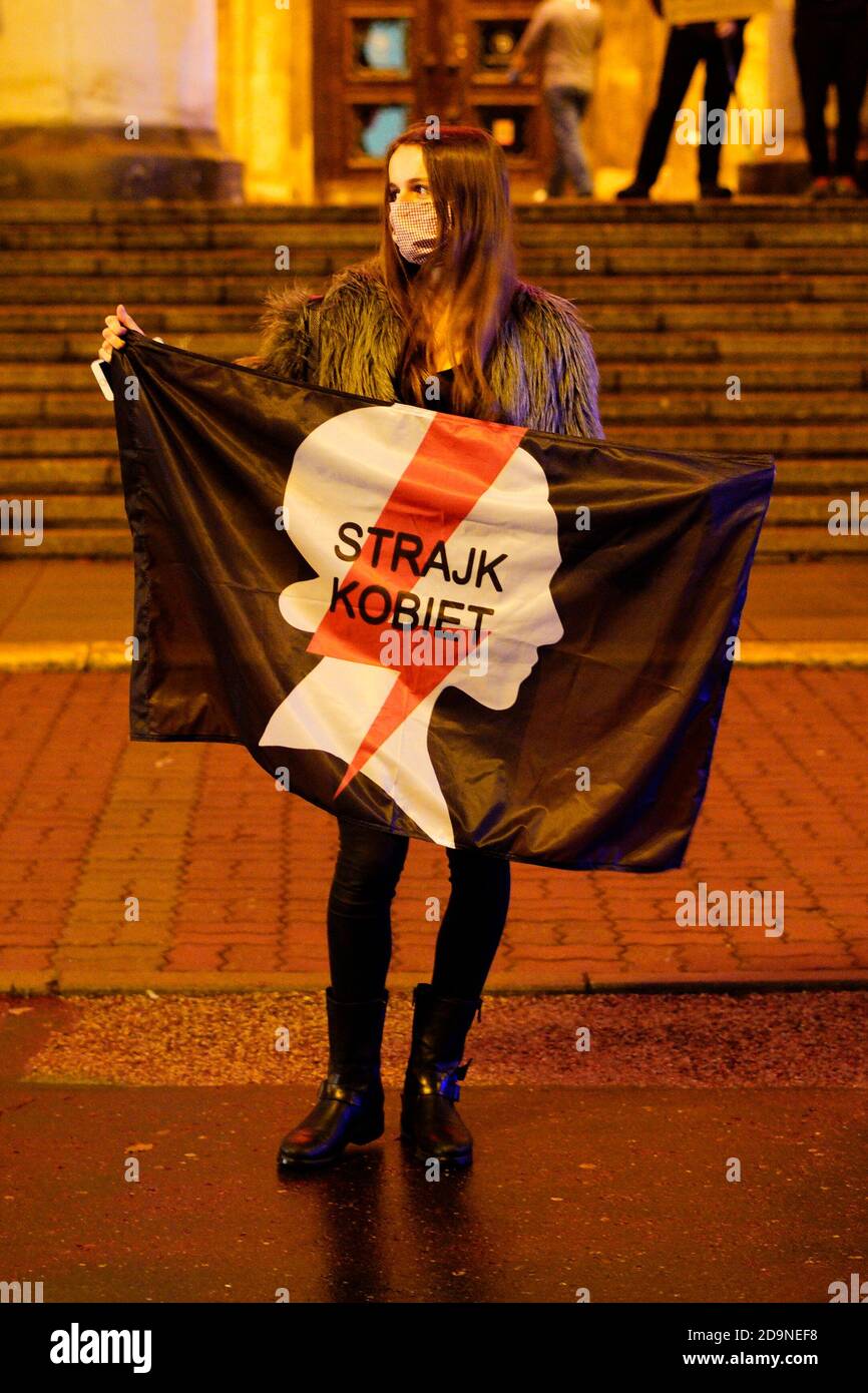 Una donna ha una bandiera con il simbolo del movimento per i diritti delle donne a Varsavia, Polonia, il 6 novembre 2020. Diverse centinaia di persone si sono riunite a Plac Defilad nel centro della città come parte delle proteste in corso contro un divieto quasi totale di aborto imposto dal Tribunale costituzionale. La polizia ha raccolto deatili personali di quasi ogni persona che partecipava al rally e ha minacciato qualsiasi persona che si riuniva in gruppi più grandi di cinque con l'arresto alla luce delle attuali restrizioni del coronavirus. (Foto di Jaap Arriens/Sipa USA) Credit: Sipa USA/Alamy Live News Foto Stock