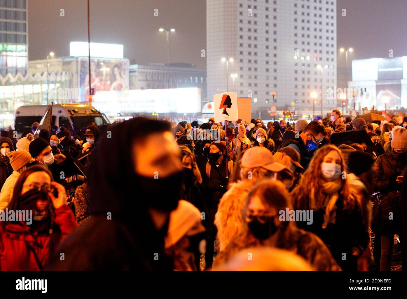 Un manifestante ha un segno con il simbolo del movimento per i diritti delle donne a Varsavia, Polonia, il 6 novembre 2020. Diverse centinaia di persone si sono riunite a Plac Defilad nel centro della città come parte delle proteste in corso contro un divieto quasi totale di aborto imposto dal Tribunale costituzionale. La polizia ha raccolto deatili personali di quasi ogni persona che partecipava al rally e ha minacciato qualsiasi persona che si riuniva in gruppi più grandi di cinque con l'arresto alla luce delle attuali restrizioni del coronavirus. (Foto di Jaap Arriens/Sipa USA) Credit: Sipa USA/Alamy Live News Foto Stock