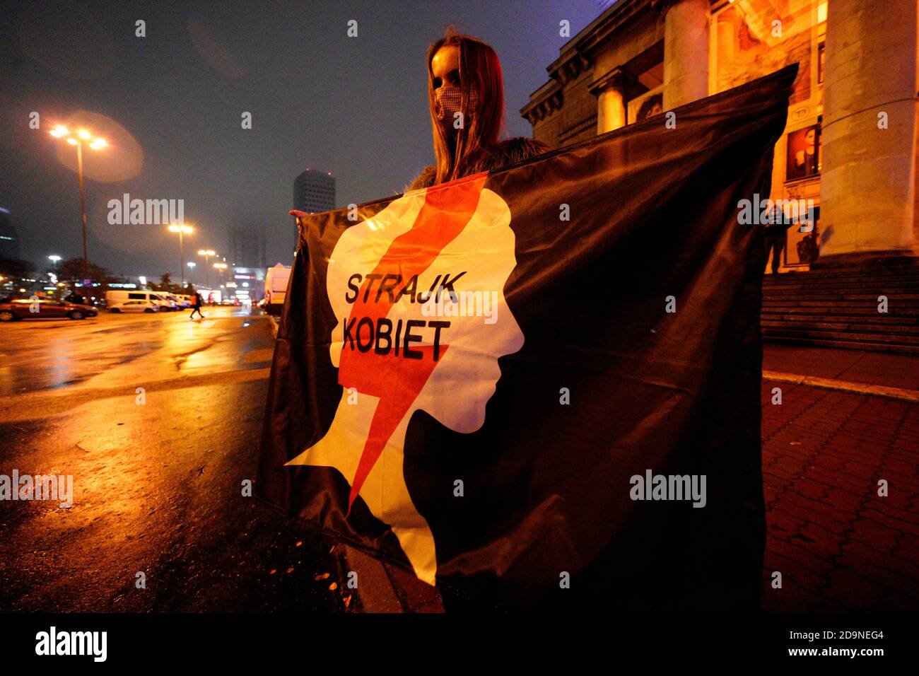 Una donna ha una bandiera con il simbolo del movimento per i diritti delle donne a Varsavia, Polonia, il 6 novembre 2020. Diverse centinaia di persone si sono riunite a Plac Defilad nel centro della città come parte delle proteste in corso contro un divieto quasi totale di aborto imposto dal Tribunale costituzionale. La polizia ha raccolto deatili personali di quasi ogni persona che partecipava al rally e ha minacciato qualsiasi persona che si riuniva in gruppi più grandi di cinque con l'arresto alla luce delle attuali restrizioni del coronavirus. (Foto di Jaap Arriens/Sipa USA) Credit: Sipa USA/Alamy Live News Foto Stock