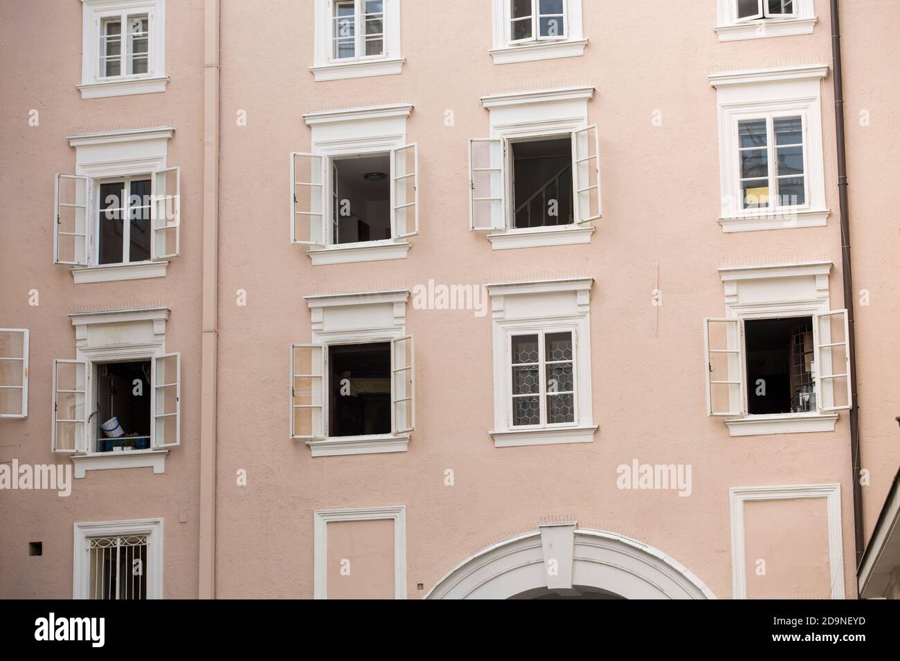 Finestre aperte e chiuse su un edificio nel centro di Salisburgo Foto Stock