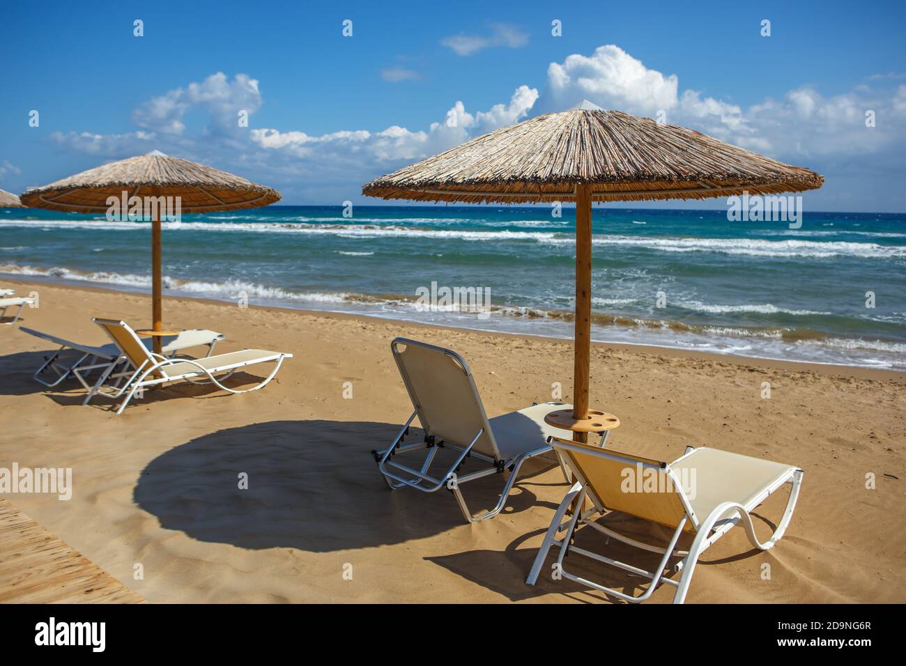 Spiaggia di sabbia senza persone con lettini e ombrellone sull'isola. Quarantena a causa della pandemia Foto Stock