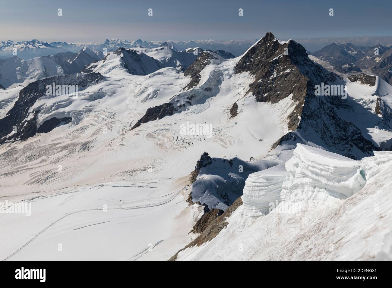 Svizzera, cantone Berna, Oberland Bernese, cantone Vallese, vista dalla cima del Mönch a Jungfraujoch, alto d'Europa, Jungfraufirn, Jungfrau, Rottalhorn, Rottalsattel, Louwihorn, Äbni canna del ghiacciaio, e sullo sfondo Monte Rosa, Liskamm, cattedrale, Breithorn, Cervino, Weisshorn, Grand Comshorn, Dshorn Foto Stock