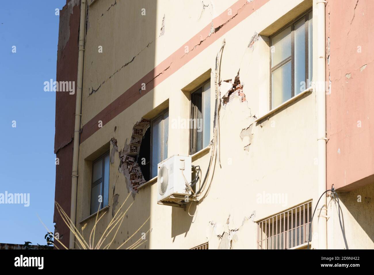 Izmir, Turchia - 2 novembre 2020: Edificio danneggiato nel terremoto del 30 ottobre nel distretto di Kazim Dirik Bornova Izmir Turchia., Foto Stock