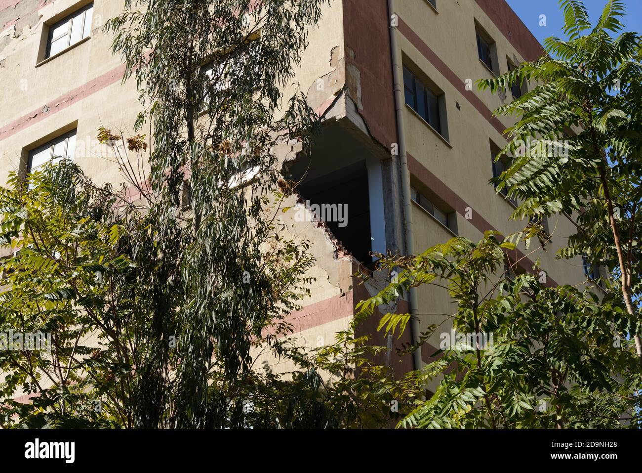 Izmir, Turchia - 2 novembre 2020: Edificio danneggiato nel terremoto del 30 ottobre nel distretto di Kazim Dirik Bornova Izmir Turchia., Foto Stock