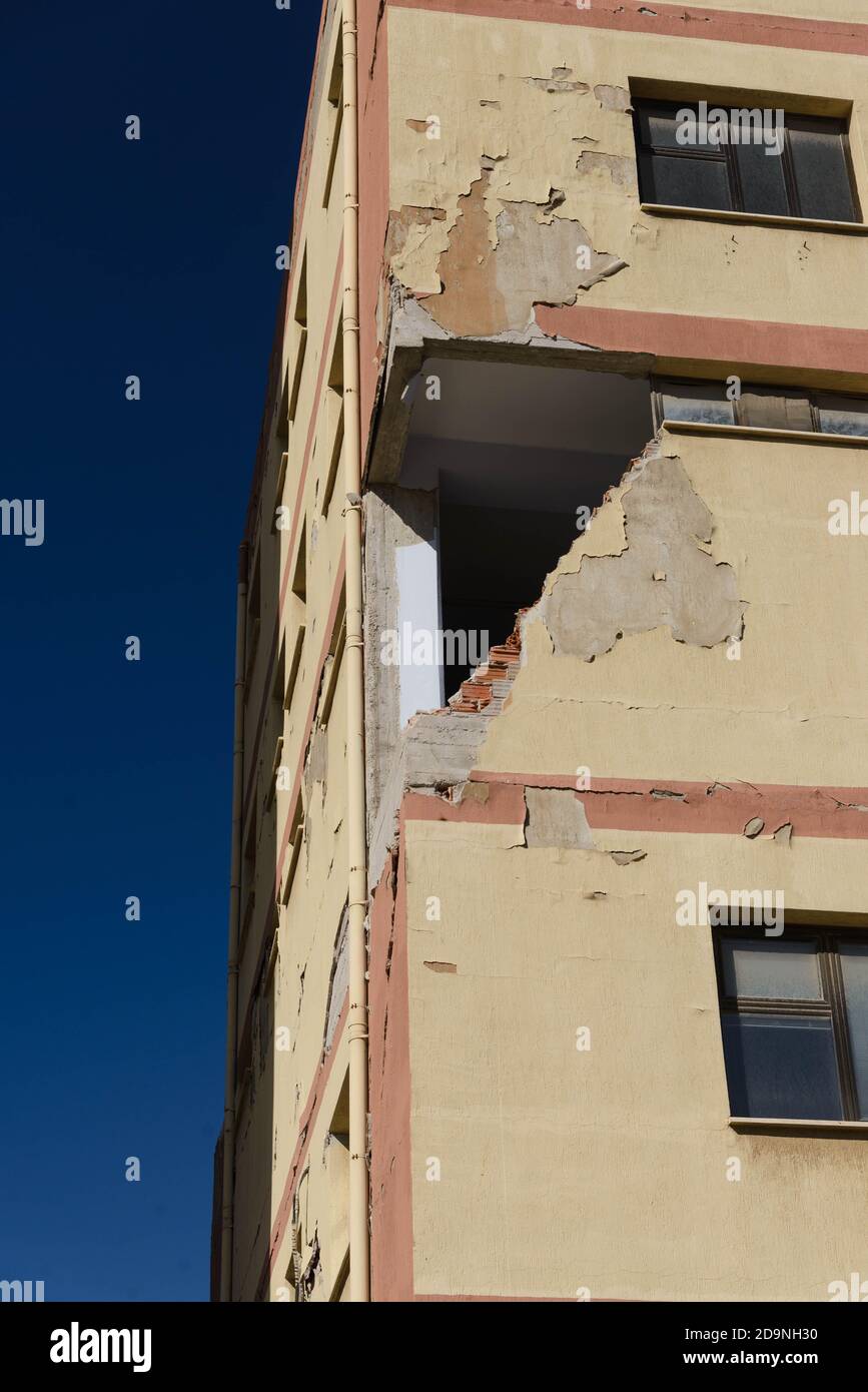 Izmir, Turchia - 2 novembre 2020: Edificio danneggiato nel terremoto del 30 ottobre nel distretto di Kazim Dirik Bornova Izmir Turchia., Foto Stock