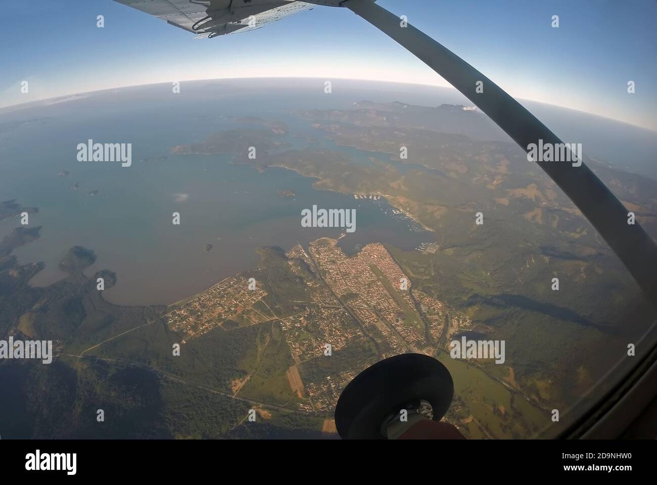 Vista aerea dalla finestra dell'aereo la città Parati, Rio de Janeiro, Brasile. Distorsione con lente fish eyes. Foto Stock