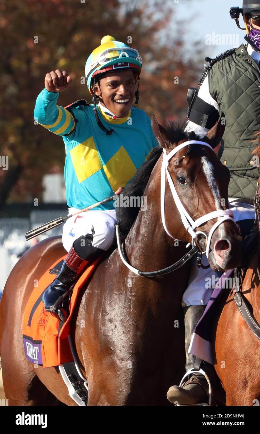 Lexington, Stati Uniti. 06 novembre 2020. Jockey Ricardo Santana Riding Fire at festeggerà dopo aver vinto la Breeders Cup Juvenile Turf a Keeneland, venerdì 6 novembre 2020 a Lexington, Kentucky. Foto di John Sommers II/UPI Credit: UPI/Alamy Live News Foto Stock