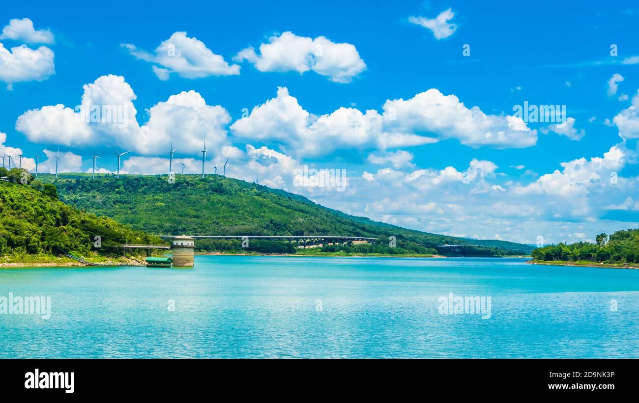 Paesaggio del cielo del lago con turbina eolica e autostrada a Lam Takhong Dam, Provincia di Nakhon Ratchasima, Thailandia Foto Stock