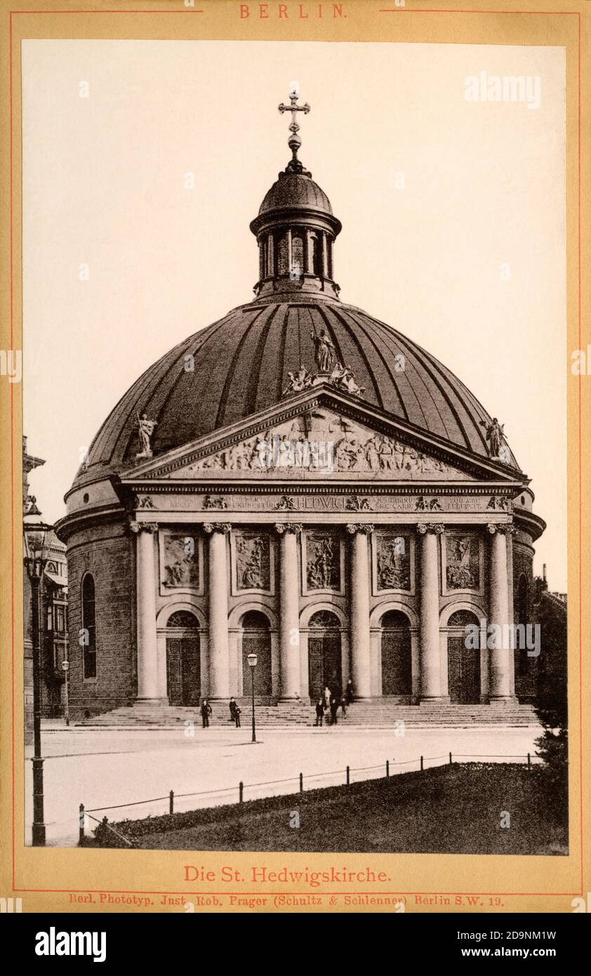 Europa, Deutschland, Berlino, St. Hedwig-Kathedrale , Motiv aus dem Leporello ' Berlin ' , wahrscheinlich um 1895, Herausgeber : Berl. Fototipo Rob. Prager (Schultz & Schlenner), Berlino, Kunsturheberrechte werden nicht vertreten. / Europa, Germania, Berlino, Cattedrale di Sant'Edvige`s, immagine del leporello ' Berlino ', probabilmente intorno al 1895, casa editrice : Berl. Fototipo Rob. Prager ( Schultz & Schlenner ) , Berlino, non ci sono diritti. Foto Stock