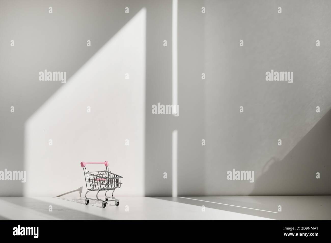 Carrello spesa isolato su bianco Foto stock - Alamy